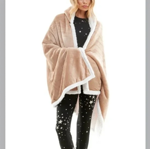 ⭐️40% Off⭐️ Socialite Hooded Sherpa Throw Poncho - Picture 1 of 14